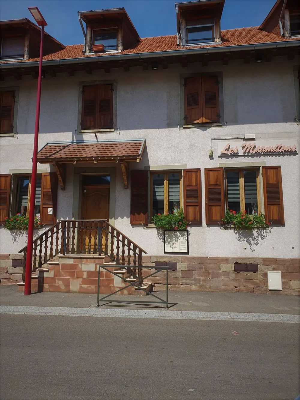 La façade des Marmitons, rue de la Glacière