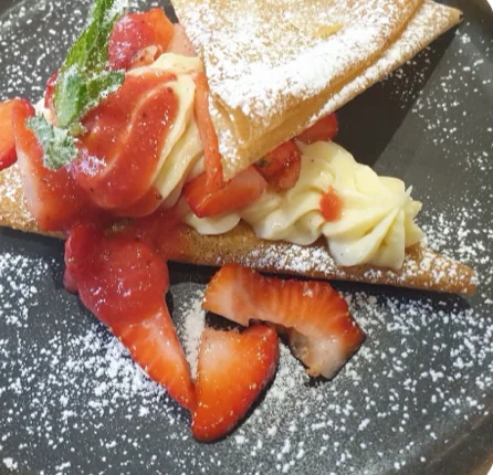 Feuilleté aux fraises et à la crème