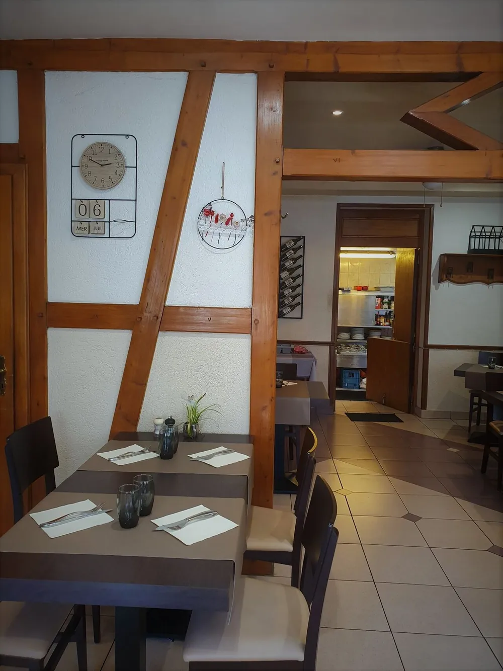 La salle des Marmitons, colombages en bois et tables dressées