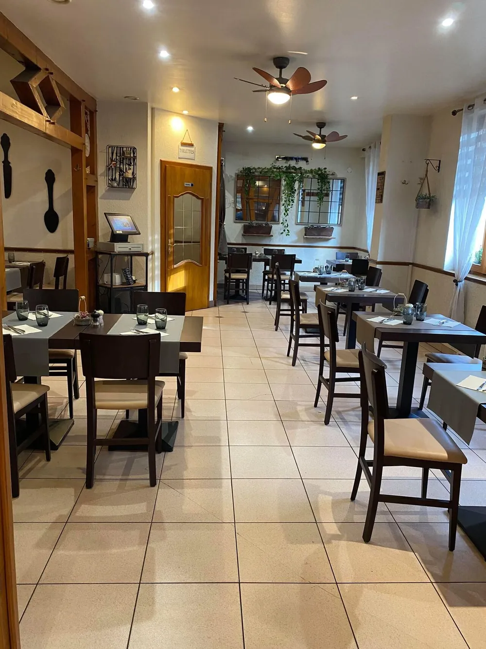 La grande salle et ses tables